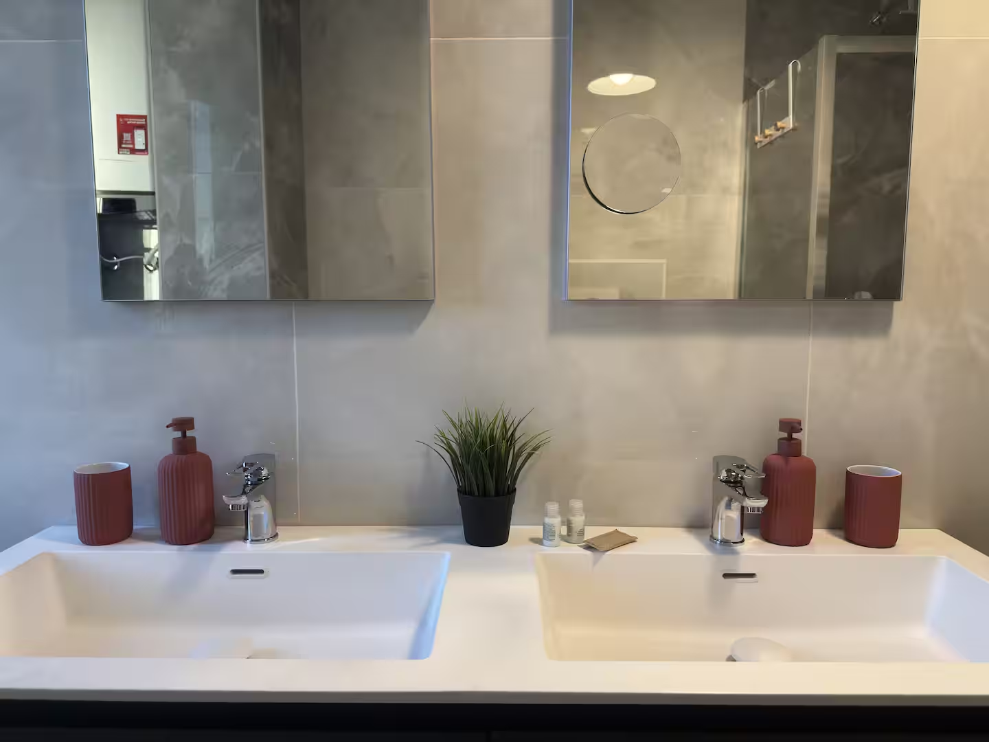 Bagno ordinato con prodotti per gli ospiti